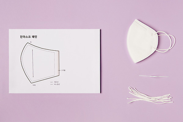 포토 JPG 스튜디오촬영 무늬 패턴 도안 실내 마스크 사람없음 하이앵글 보라색 실 바이러스 질병 사회이슈 예방 만들기 감염 폐렴 보라색배경 수공업 핸드메이드 플랫레이 코로나바이러스 천마스크 국내포토 뷰포인트 컬러 백그라운드 컨셉 공업 의학 모션 내부 플랫 파일형식