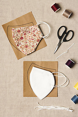 포토 JPG 스튜디오촬영 가위 실내 마스크 사람없음 하이앵글 실 바이러스 질병 사회이슈 예방 만들기 감염 폐렴 수공업 핸드메이드 베이지색배경 플랫레이 코로나바이러스 천마스크 국내포토 뷰포인트 백그라운드 컨셉 공업 의학 모션 문구용품 내부 플랫 베이지색 파일형식