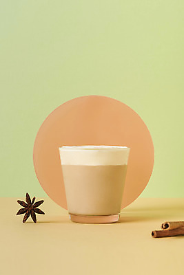 포토 JPG 스튜디오촬영 음료 실내 사람없음 컵 컬러풀 한개 카페 밀크티 시나몬 팔각회향 국내포토 1 식기 컬러 내부 상점 향신료 파일형식