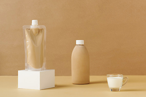 포토 JPG 스튜디오촬영 음료 포장 실내 사람없음 카페 우유 병 밀크티 팩음료 갈색배경 국내포토 식기 백그라운드 유제품 내부 갈색 상점 파일형식