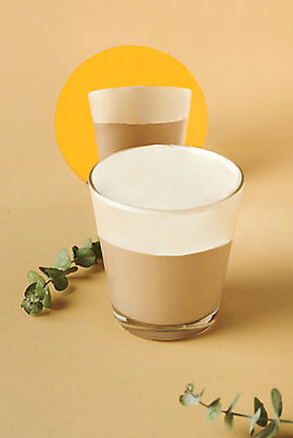 포토 JPG 스튜디오촬영 음료 잎 실내 사람없음 컵 반사 카페 거울 밀크티 유칼립투스 갈색배경 국내포토 식물 식기 백그라운드 내부 갈색 상점 파일형식