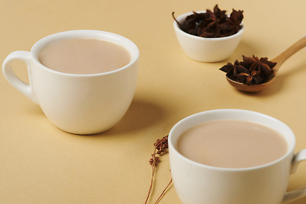 포토 JPG 스튜디오촬영 나무 음료 실내 사람없음 컵 카페 나무숟가락 밀크티 갈색배경 팔각회향 국내포토 식물 식기 백그라운드 내부 갈색 상점 숟가락 향신료 파일형식