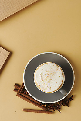 포토 JPG 스튜디오촬영 종이 음료 실내 사람없음 하이앵글 카페 머그컵 아날로그 밀크티 시나몬 원고지 플랫레이 갈색배경 팔각회향 국내포토 뷰포인트 백그라운드 내부 컵 갈색 상점 플랫 향신료 파일형식