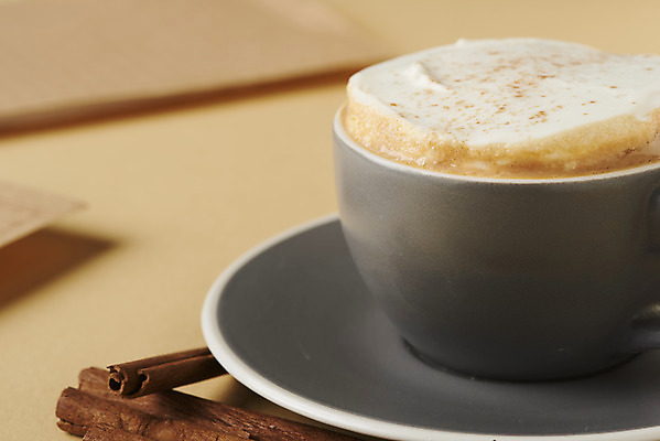 포토 JPG 스튜디오촬영 음료 실내 근접촬영 사람없음 카페 편지 아날로그 밀크티 시나몬 갈색배경 국내포토 뷰포인트 백그라운드 내부 갈색 상점 파일형식