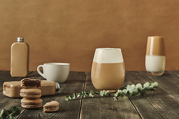 포토 JPG 스튜디오촬영 음료 디저트 실내 사람없음 카페 머그컵 병 마카롱 밀크티 유칼립투스 갈색배경 나무배경 국내포토 식물 식기 음식 백그라운드 내부 컵 갈색 상점 파일형식