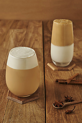 포토 JPG 스튜디오촬영 음료 실내 사람없음 컵 카페 나무숟가락 밀크티 시나몬 갈색배경 코스터 나무배경 팔각회향 국내포토 식기 백그라운드 내부 갈색 상점 숟가락 컵받침 향신료 파일형식