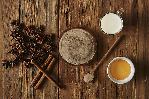 포토 JPG 스튜디오촬영 음료 실내 사람없음 하이앵글 카페 우유 가루 꿀 나무스푼 밀크티 시나몬 준비물 플랫레이 갈색배경 나무배경 팔각회향 국내포토 뷰포인트 백그라운드 유제품 내부 갈색 상점 플랫 향신료 나무숟가락 파일형식