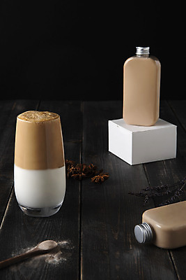 포토 JPG 스튜디오촬영 나무 음료 검은배경 실내 사람없음 컵 카페 병 가루 나무스푼 밀크티 나무배경 팔각회향 국내포토 식물 식기 백그라운드 내부 상점 검은색 향신료 나무숟가락 파일형식