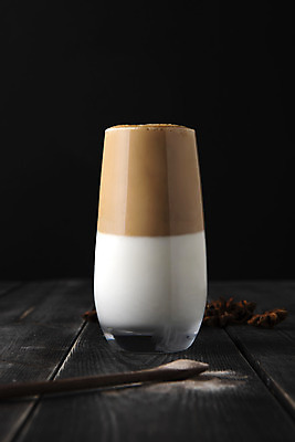 포토 JPG 스튜디오촬영 음료 검은배경 실내 사람없음 컵 카페 가루 나무스푼 밀크티 나무배경 팔각회향 국내포토 식기 백그라운드 내부 상점 검은색 향신료 나무숟가락 파일형식