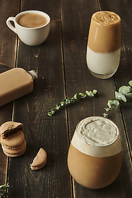 포토 JPG 스튜디오촬영 음료 실내 사람없음 컵 카페 병 마카롱 드라이플라워 밀크티 유칼립투스 갈색배경 나무배경 국내포토 식물 식기 꽃 백그라운드 디저트 내부 갈색 상점 파일형식