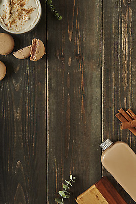 포토 JPG 스튜디오촬영 음료 디저트 도마 실내 사람없음 하이앵글 카페 병 마카롱 드라이플라워 밀크티 시나몬 유칼립투스 플랫레이 갈색배경 나무배경 국내포토 식물 식기 꽃 음식 뷰포인트 백그라운드 주방용품 내부 갈색 상점 플랫 파일형식