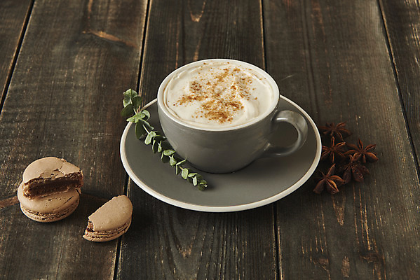 포토 JPG 스튜디오촬영 음료 디저트 실내 사람없음 카페 머그컵 마카롱 드라이플라워 밀크티 유칼립투스 갈색배경 나무배경 팔각회향 국내포토 식물 꽃 음식 백그라운드 내부 컵 갈색 상점 향신료 파일형식