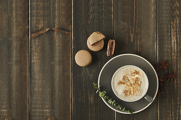 포토 JPG 스튜디오촬영 음료 디저트 실내 사람없음 하이앵글 카페 마카롱 드라이플라워 밀크티 시나몬 유칼립투스 플랫레이 갈색배경 나무배경 팔각회향 국내포토 식물 꽃 음식 뷰포인트 백그라운드 내부 갈색 상점 플랫 향신료 파일형식