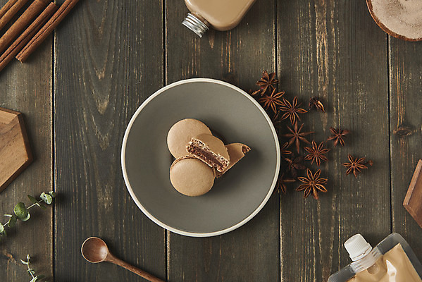 포토 JPG 스튜디오촬영 음료 포장 디저트 실내 사람없음 하이앵글 카페 병 마카롱 드라이플라워 나무스푼 밀크티 시나몬 유칼립투스 팩음료 플랫레이 갈색배경 나무배경 팔각회향 국내포토 식물 식기 꽃 음식 뷰포인트 백그라운드 내부 갈색 상점 플랫 향신료 나무숟가락 파일형식