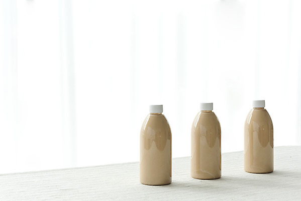 포토 JPG 스튜디오촬영 음료 실내 사람없음 카페 커튼 세개 병 흰배경 밀크티 국내포토 식기 백그라운드 3 내부 상점 흰색 파일형식