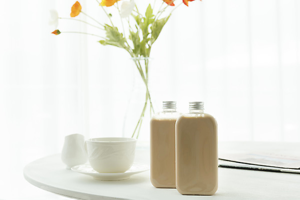 포토 JPG 스튜디오촬영 꽃 음료 실내 사람없음 컵 꽃병 카페 머그컵 커튼 병 흰배경 밀크티 국내포토 식물 식기 백그라운드 내부 상점 흰색 파일형식