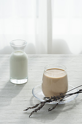 포토 JPG 스튜디오촬영 음료 실내 사람없음 카페 우유 커튼 흰배경 라벤더 밀크티 국내포토 꽃 백그라운드 유제품 내부 상점 흰색 허브 파일형식