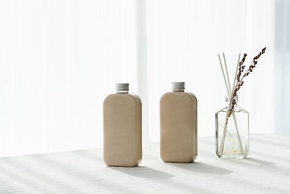 포토 JPG 스튜디오촬영 음료 실내 사람없음 카페 두개 커튼 병 흰배경 디퓨저 밀크티 국내포토 식기 백그라운드 2 내부 상점 흰색 파일형식