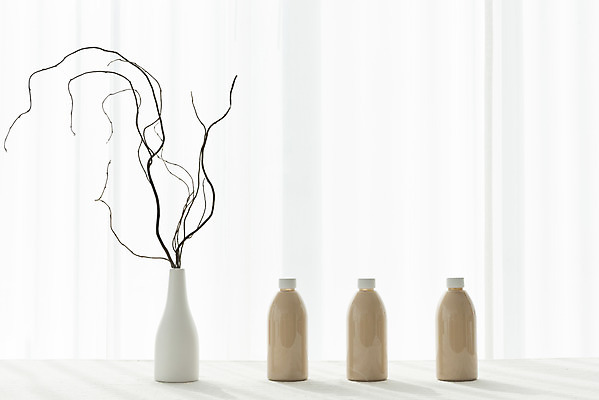 포토 JPG 스튜디오촬영 음료 실내 사람없음 꽃병 카페 나뭇가지 커튼 세개 병 흰배경 밀크티 국내포토 나무 식기 꽃 백그라운드 3 내부 상점 흰색 파일형식