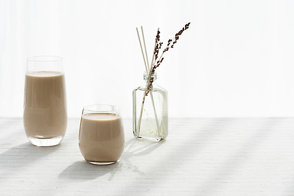 포토 JPG 스튜디오촬영 음료 실내 사람없음 카페 두개 커튼 흰배경 디퓨저 밀크티 국내포토 백그라운드 2 내부 상점 흰색 파일형식