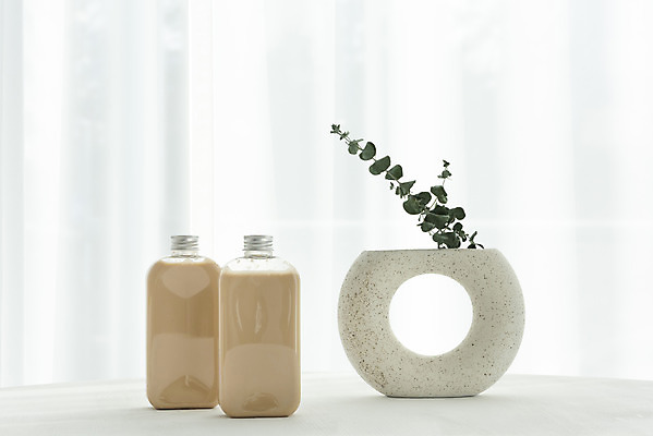 포토 JPG 스튜디오촬영 음료 실내 사람없음 카페 두개 커튼 병 흰배경 드라이플라워 밀크티 유칼립투스 국내포토 식물 식기 꽃 백그라운드 2 내부 상점 흰색 파일형식