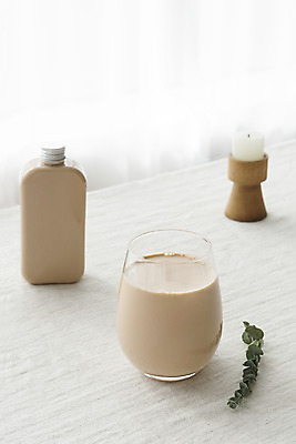 포토 JPG 스튜디오촬영 음료 초 실내 사람없음 카페 커튼 병 흰배경 드라이플라워 밀크티 유칼립투스 국내포토 식물 식기 꽃 백그라운드 내부 상점 흰색 파일형식