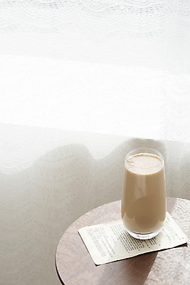 포토 JPG 스튜디오촬영 종이 음료 실내 사람없음 카페 커튼 흰배경 협탁 밀크티 국내포토 가구 백그라운드 내부 상점 흰색 파일형식