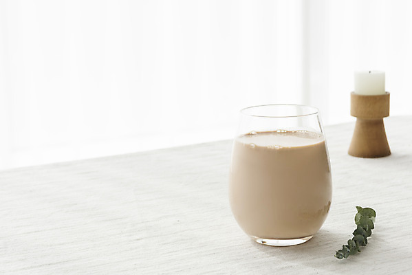 포토 JPG 스튜디오촬영 음료 초 실내 사람없음 카페 커튼 흰배경 밀크티 유칼립투스 국내포토 식물 백그라운드 내부 상점 흰색 파일형식