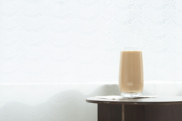 포토 JPG 스튜디오촬영 음료 실내 사람없음 컵 카페 커튼 흰배경 밀크티 국내포토 식기 백그라운드 내부 상점 흰색 파일형식