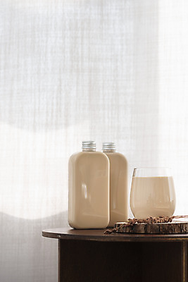 포토 JPG 스튜디오촬영 음료 실내 사람없음 컵 카페 커튼 병 흰배경 협탁 밀크티 코스터 국내포토 식기 가구 백그라운드 내부 상점 흰색 컵받침 파일형식