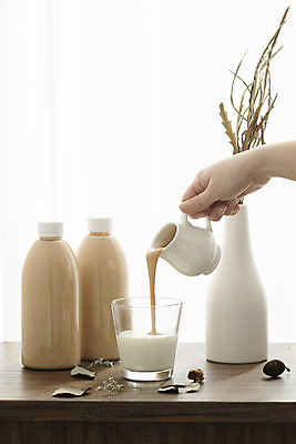 포토 JPG 스튜디오촬영 손 여자 열매 음료 실내 한명 20대 카페 한국인 우유 커튼 붓기 병 흰배경 드라이플라워 밀크티 국내포토 식물 1 식기 꽃 백그라운드 모션 유제품 사람 동양인 청년 내부 신체부위 상점 흰색 파일형식