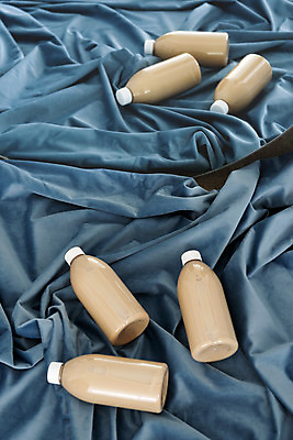 포토 JPG 스튜디오촬영 음료 실내 사람없음 반사 여러개 카페 거울 병 천 밀크티 국내포토 식기 다수 내부 상점 직물 파일형식