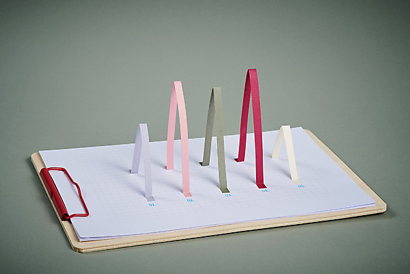 포토 JPG 스튜디오촬영 도형 비즈니스 회색배경 그래프 실내 사람없음 금융 회색 꺾은선그래프 서류판 국내포토 컬러 백그라운드 내부 경제 사무용품 파일형식