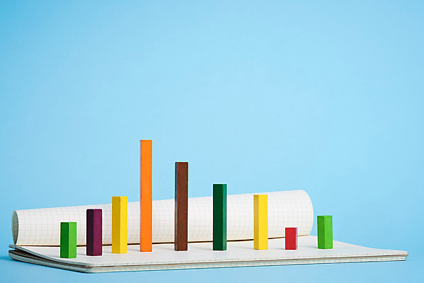 포토 JPG 스튜디오촬영 도형 비즈니스 그래프 실내 사람없음 금융 공책 막대그래프 파란배경 국내포토 백그라운드 문구용품 내부 경제 파란색 파일형식