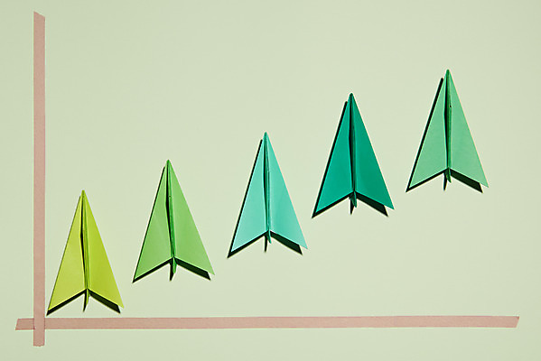 포토 JPG 스튜디오촬영 도형 비즈니스 그래프 실내 사람없음 금융 하이앵글 종이비행기 상승 플랫레이 초록배경 국내포토 뷰포인트 백그라운드 컨셉 내부 초록색 경제 플랫 종이접기 파일형식