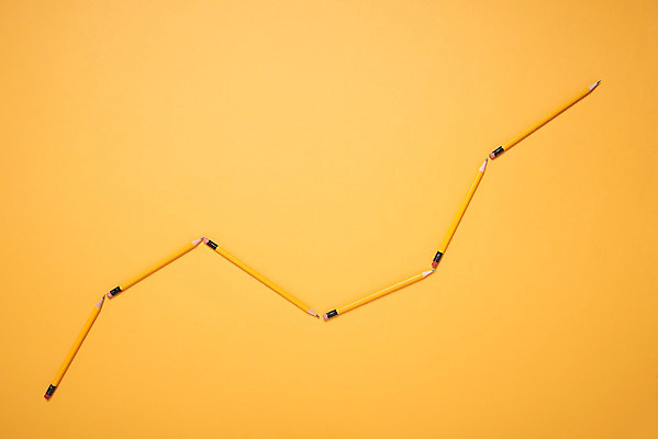 포토 JPG 스튜디오촬영 도형 교육 비즈니스 그래프 실내 사람없음 금융 하이앵글 연필 꺾은선그래프 노란배경 플랫레이 국내포토 뷰포인트 백그라운드 학용품 내부 경제 필기구 노란색 플랫 파일형식