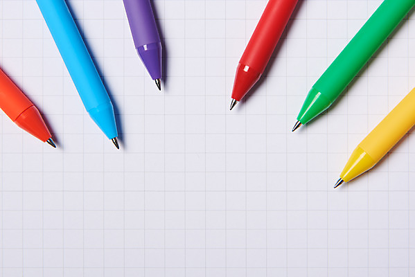 포토 JPG 스튜디오촬영 도형 비즈니스 그래프 실내 사람없음 금융 하이앵글 볼펜 흰색 흰배경 플랫레이 국내포토 뷰포인트 컬러 백그라운드 내부 경제 펜 플랫 파일형식