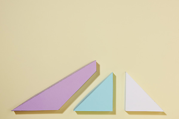 포토 JPG 스튜디오촬영 도형 비즈니스 그래프 실내 사람없음 금융 하이앵글 삼각형 노란배경 플랫레이 국내포토 뷰포인트 백그라운드 내부 경제 노란색 플랫 파일형식