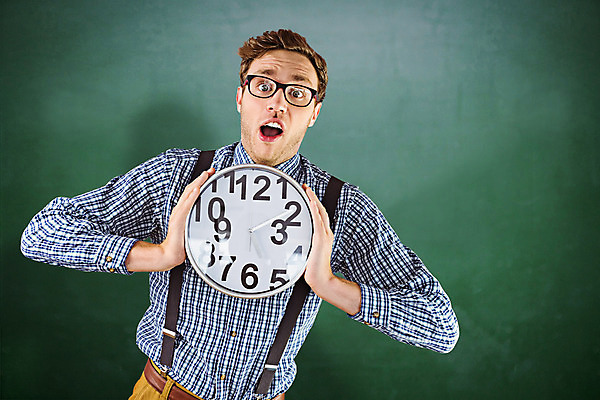 포토 JPG 해외이미지 백인 응시 남자 시계 학교 한명 20대 컴퓨터그래픽 초록색 디지털 칠판 놀람 잡기 시간 비즈니스맨 유머 괴짜 멜빵 충격 마감 해외202004 해외포토 서양인 1 시선 잡화 교육 감정 컬러 컨셉 비즈니스 모션 표정 사람 청년 그래픽 직장인 파일형식