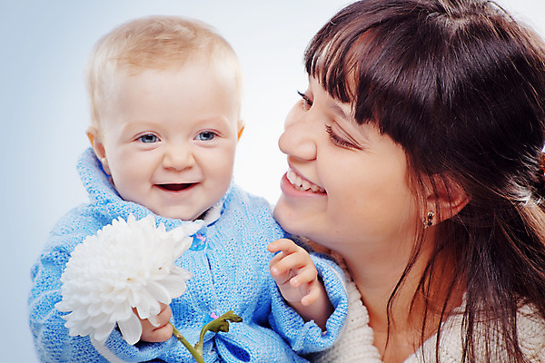 포토 JPG 해외이미지 옷 여자 꽃 딸 행복 얼굴 어린이 가족 엄마 함께함 건강 미소 사람 두명 파란색 임산부 육아 표현 아기 달콤 긍정 걸음마 결백 돌봄 초보 의료성형뷰티 해외202004 해외포토 식물 감정 컬러 컨셉 관계 모션 표정 신체부위 임신 맛 파일형식