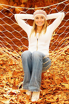 포토 JPG 해외이미지 백인 모델 모자 계절 공원 여자 행복 얼굴 잎 자연 휴식 한명 미소 사람 성인 야외 금발 정원 기쁨 가을 숲 그네 해먹 뒤뜰 성인여자한명만 해외202004 해외포토 서양인 식물 1 헤어스타일 잡화 공공시설 감정 컨셉 표정 신체부위 침대 생태계 여자한명만 성인여자만 파일형식