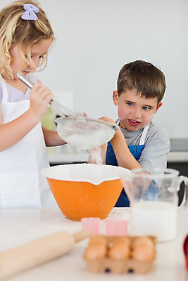 포토 JPG 해외이미지 백인 라이프스타일 응시 여자 남자 어린이 가족 탁자 함께함 실내 사랑 요리 서기 소년 두명 쿠키 주방 앞치마 우유 도움 사발 굽기 준비 조리대 만들기 밀가루 언니 남동생 해외202004 해외포토 서양인 시선 감정 가구 컨셉 관계 모션 디저트 유제품 사람 내부 생활 사기그릇 가루 구이 자매 동생 파일형식