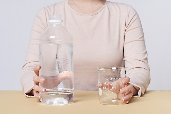 포토 JPG 스튜디오촬영 손 여자 재료 실내 한명 상반신 20대 성인 앞모습 청결 한국인 바이러스 위생 질병 사회이슈 예방 비커 만들기 감염 손씻기 폐렴 세정제 손세정제 성인여자한명만 코로나바이러스 손소독제 정제수 국내포토 1 뷰포인트 컨셉 의학 모션 실험기구 사람 동양인 청년 내부 신체부위 물 위생용품 씻기 소독제 여자한명만 성인여자만 파일형식