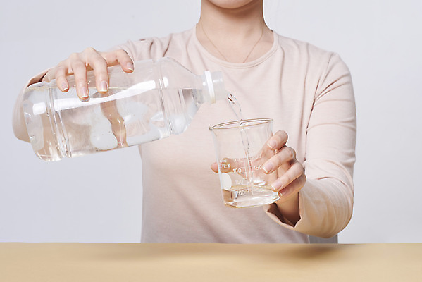 포토 JPG 스튜디오촬영 손 여자 재료 실내 한명 상반신 20대 성인 앞모습 청결 한국인 붓기 바이러스 위생 질병 사회이슈 예방 비커 만들기 감염 손씻기 폐렴 세정제 손세정제 성인여자한명만 코로나바이러스 손소독제 정제수 국내포토 1 뷰포인트 컨셉 의학 모션 실험기구 사람 동양인 청년 내부 신체부위 물 위생용품 씻기 소독제 여자한명만 성인여자만 파일형식