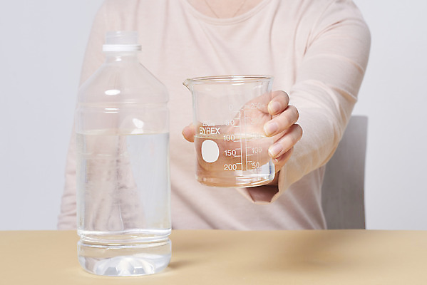 포토 JPG 스튜디오촬영 손 여자 재료 실내 한명 상반신 20대 성인 앞모습 청결 한국인 바이러스 위생 질병 사회이슈 예방 비커 만들기 감염 손씻기 폐렴 세정제 손세정제 성인여자한명만 코로나바이러스 손소독제 정제수 국내포토 1 뷰포인트 컨셉 의학 모션 실험기구 사람 동양인 청년 내부 신체부위 물 위생용품 씻기 소독제 여자한명만 성인여자만 파일형식