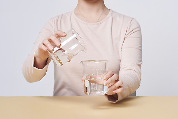 포토 JPG 스튜디오촬영 손 여자 재료 실내 한명 상반신 20대 성인 앞모습 청결 한국인 붓기 바이러스 위생 질병 사회이슈 예방 비커 만들기 감염 손씻기 폐렴 세정제 손세정제 성인여자한명만 코로나바이러스 손소독제 정제수 국내포토 1 뷰포인트 컨셉 의학 모션 실험기구 사람 동양인 청년 내부 신체부위 물 위생용품 씻기 소독제 여자한명만 성인여자만 파일형식