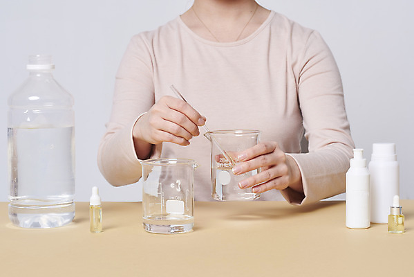 포토 JPG 스튜디오촬영 손 여자 재료 실내 한명 상반신 20대 성인 앞모습 청결 한국인 바이러스 위생 질병 사회이슈 예방 비커 만들기 감염 손씻기 폐렴 섞기 세정제 유리막대 손세정제 성인여자한명만 아로마오일 코로나바이러스 손소독제 정제수 국내포토 1 뷰포인트 컨셉 의학 모션 실험기구 사람 동양인 청년 내부 신체부위 물 위생용품 막대 씻기 오일_화장품 소독제 여자한명만 성인여자만 파일형식