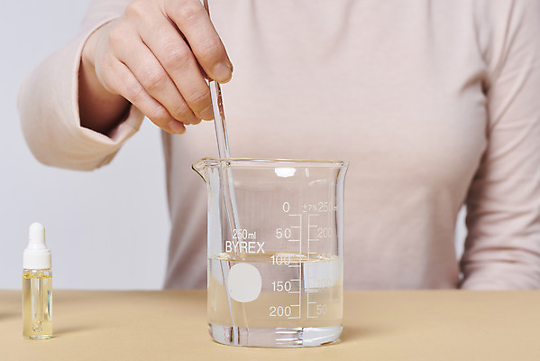 포토 JPG 스튜디오촬영 손 여자 재료 실내 한명 상반신 20대 성인 앞모습 청결 한국인 바이러스 위생 질병 사회이슈 예방 비커 만들기 감염 폐렴 섞기 세정제 유리막대 손세정제 성인여자한명만 아로마오일 코로나바이러스 손소독제 국내포토 1 뷰포인트 컨셉 의학 모션 실험기구 사람 동양인 청년 내부 신체부위 위생용품 막대 오일_화장품 소독제 여자한명만 성인여자만 파일형식