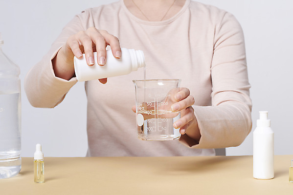 포토 JPG 스튜디오촬영 손 여자 재료 실내 한명 상반신 20대 성인 앞모습 청결 한국인 붓기 바이러스 위생 질병 사회이슈 예방 비커 만들기 감염 손씻기 폐렴 세정제 손세정제 성인여자한명만 아로마오일 코로나바이러스 손소독제 정제수 글리세린 에탄올 국내포토 1 뷰포인트 컨셉 의학 모션 실험기구 사람 동양인 청년 내부 신체부위 물 위생용품 약 알코올 씻기 오일_화장품 소독제 여자한명만 성인여자만 파일형식