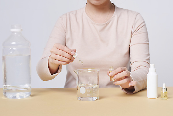 포토 JPG 스튜디오촬영 손 여자 재료 실내 한명 상반신 20대 성인 앞모습 청결 한국인 바이러스 위생 질병 사회이슈 예방 비커 만들기 감염 손씻기 폐렴 섞기 세정제 유리막대 손세정제 성인여자한명만 아로마오일 코로나바이러스 손소독제 정제수 글리세린 에탄올 국내포토 1 뷰포인트 컨셉 의학 모션 실험기구 사람 동양인 청년 내부 신체부위 물 위생용품 약 알코올 막대 씻기 오일_화장품 소독제 여자한명만 성인여자만 파일형식